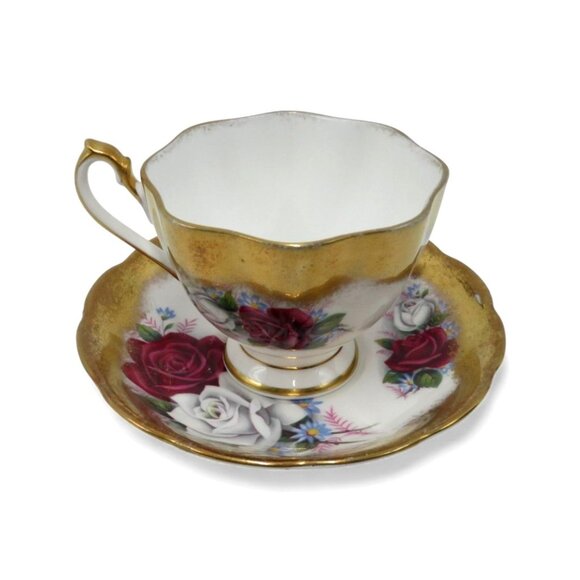 QUEEN ANNE Bone China Red White Rose Teacup and Saucer Gold Trim England Vintage - Picture 4 of 11